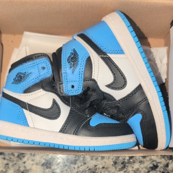 Jordan 1 Retro in University Blue and Black - Picture 14 of 16